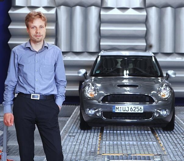 Dr. Robert Liebing, Akustikingenieur, und der MINI mit Aktivem Sounddesign im BMW Group Akustikprüfstand 